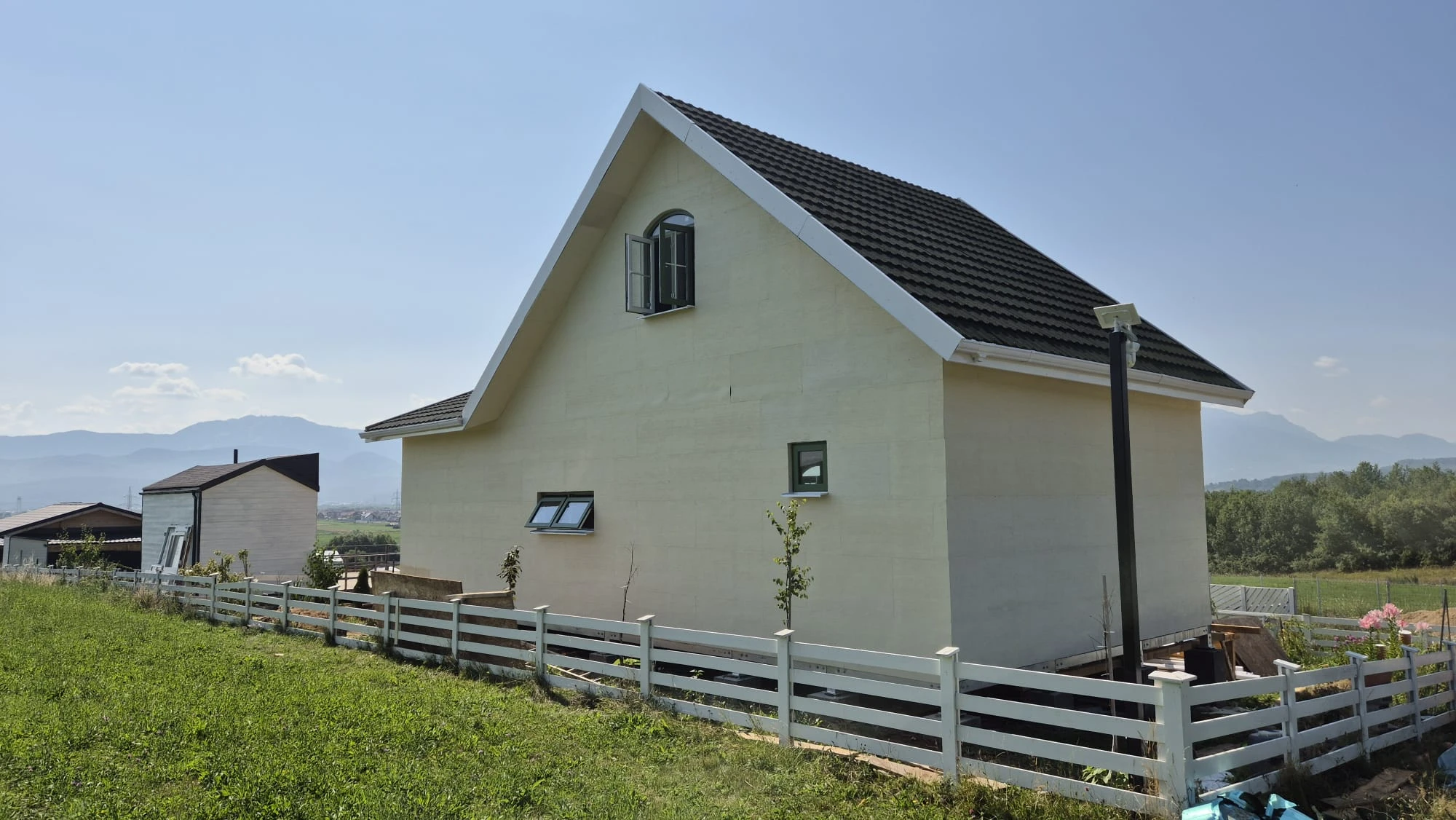 ESCAPE Living, kitchen, washroom view